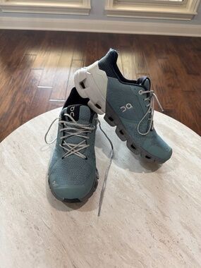On Cloud Flyer waterproof shoes size 8.5 women